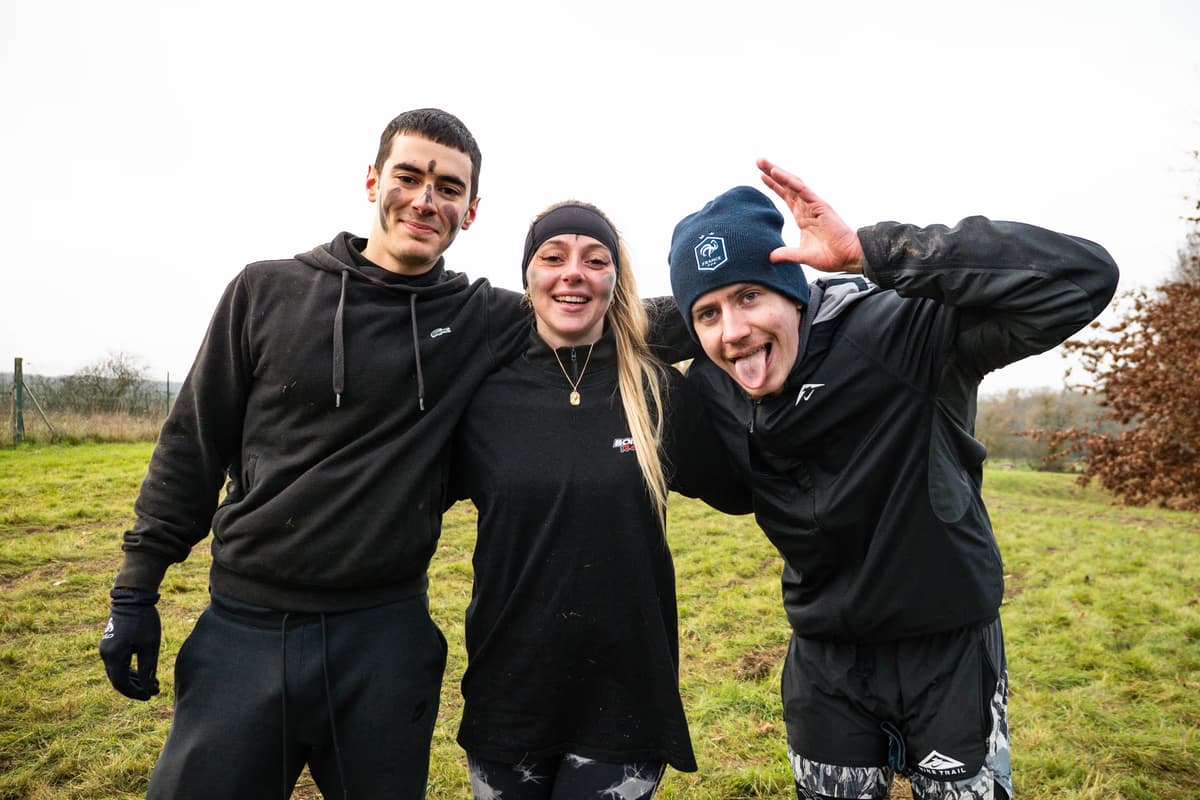 Un groupe d'amis bénévoles célébrant après une course