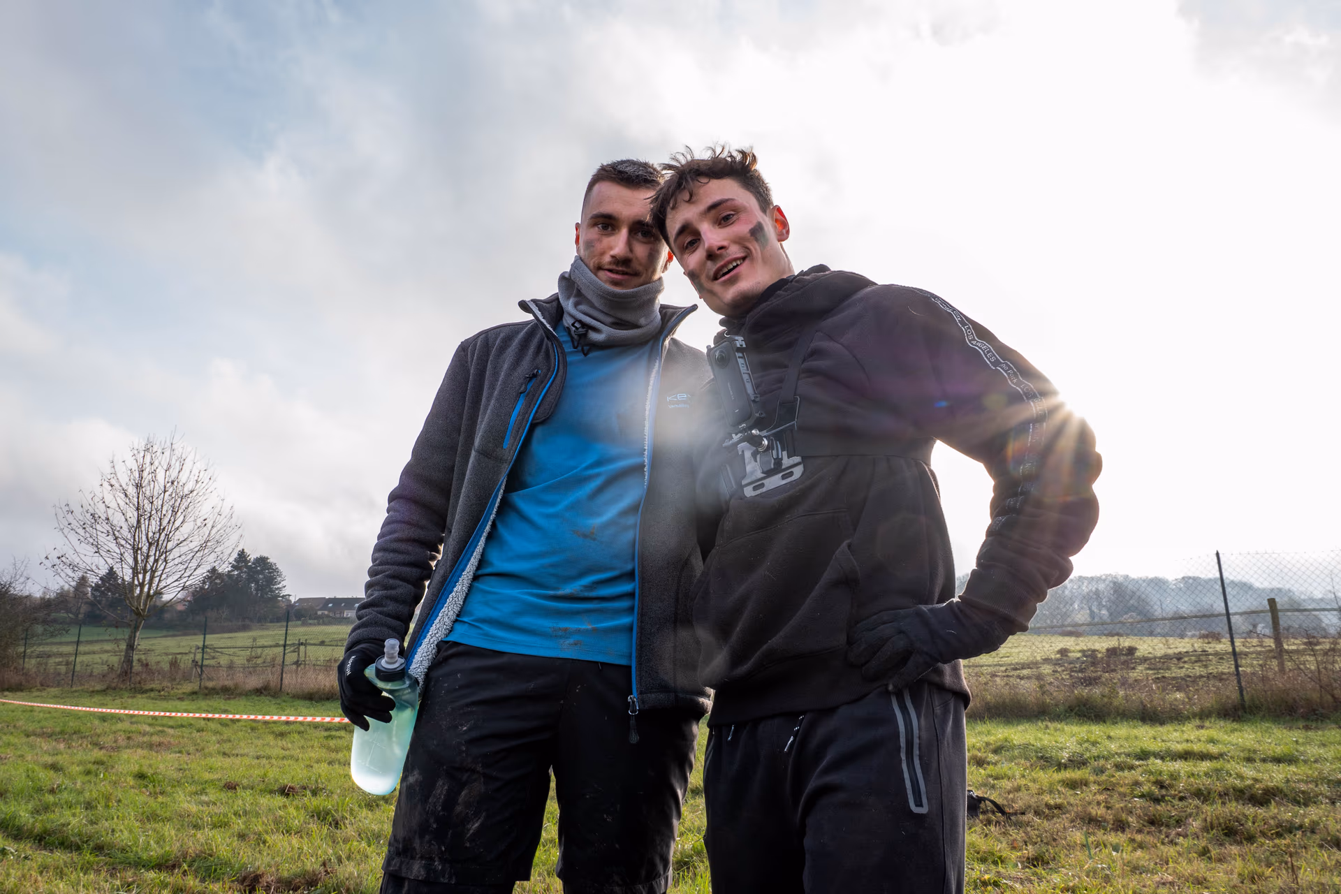 Deux hommes sportifs regardant la caméra avec fierté
