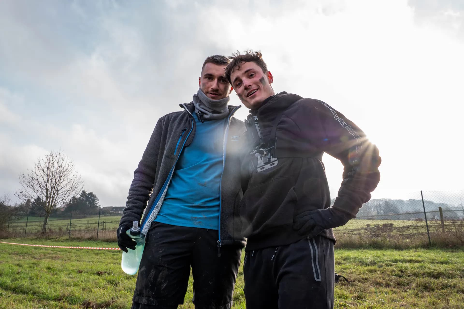 Deux coureurs fiers face caméra après leur course